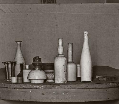 Gianni Berengo Gardin fotografa lo studio di Giorgio Morandi