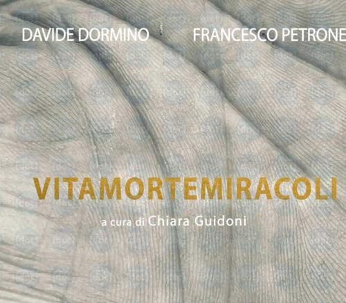 “Vita, morte, miracoli”: l’arte di Davide Dormino e Francesco Petrone a Palazzo della Penna
